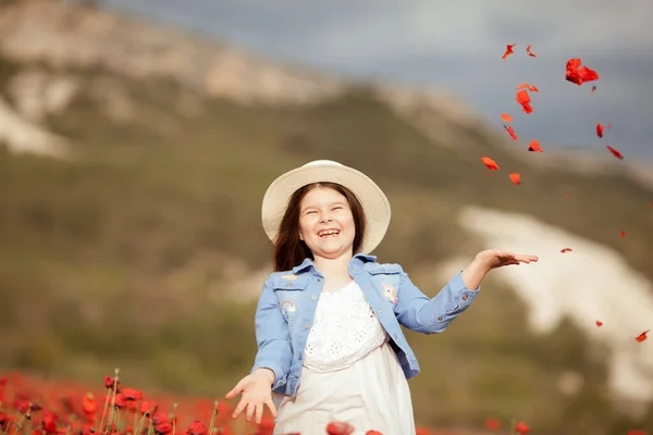 Hübsches Kleines Mädchen Auf Einem Mohnfeld Freien — Stockfoto