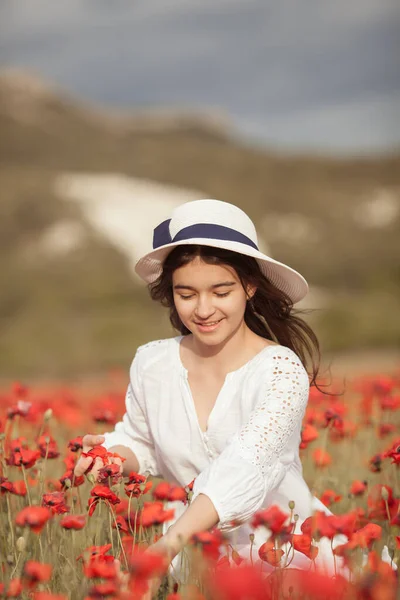 Bella Ragazza Vestito Bianco Campo Papavero — Foto Stock