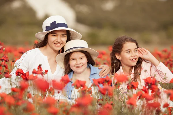 Schöne Und Glückliche Schwestern Mohnfeld Die Mädchen Lachen Und Umarmen — Stockfoto