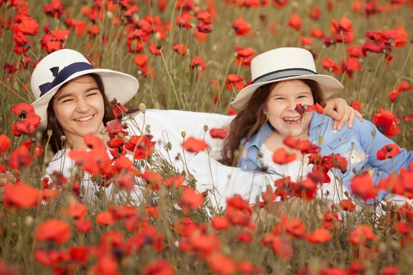 Schöne Und Glückliche Schwestern Mohnfeld Die Mädchen Lachen Und Umarmen — Stockfoto