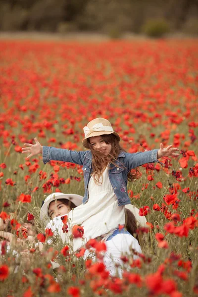 Schöne Und Glückliche Schwestern Mohnfeld Die Mädchen Lachen Und Umarmen — Stockfoto