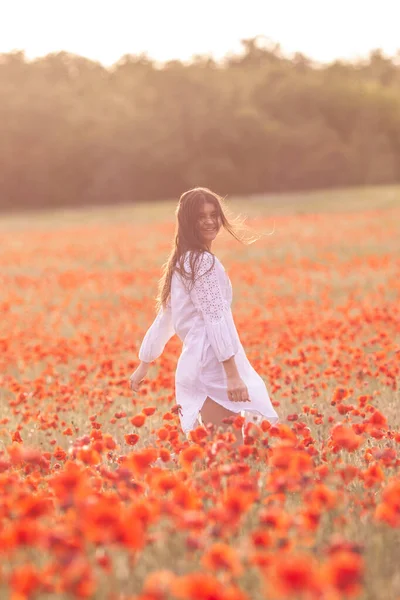 Schöne Mädchen Einem Weißen Kleid Auf Einem Mohnfeld — Stockfoto
