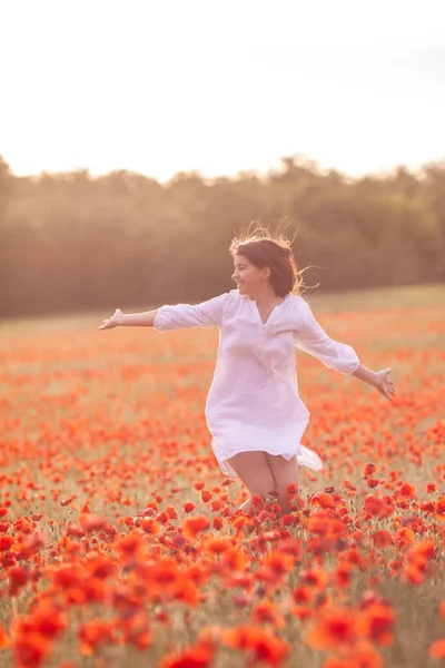 Schöne Mädchen Einem Weißen Kleid Auf Einem Mohnfeld — Stockfoto