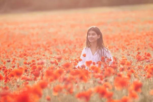 Krásná Dívka Bílých Šatech Makovém Poli — Stock fotografie