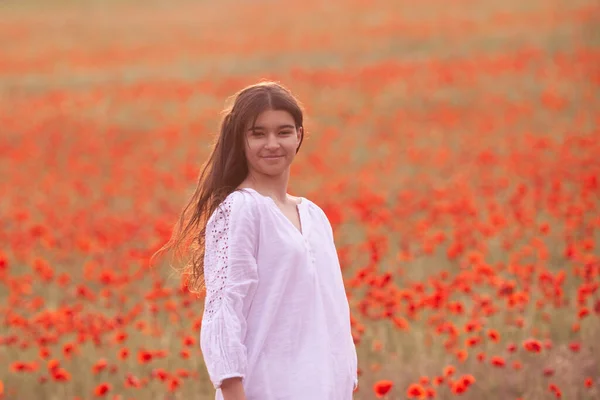 Schöne Mädchen Einem Weißen Kleid Auf Einem Mohnfeld — Stockfoto