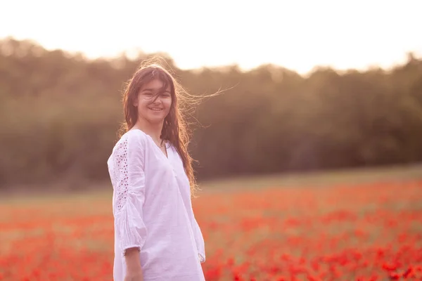 Schöne Mädchen Einem Weißen Kleid Auf Einem Mohnfeld — Stockfoto