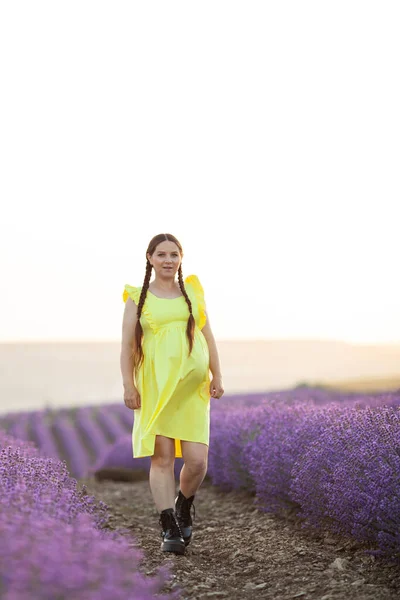 Kobieta Ciąży Kobieta Lawendzie Kwiaty Pole Zachodzie Słońca Żółtej Sukience — Zdjęcie stockowe