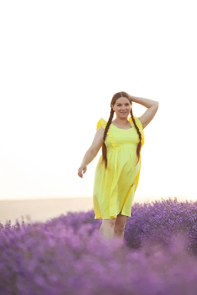 Schwangere Frau Lavendelblütenfeld Bei Sonnenuntergang Gelbem Kleid — Stockfoto