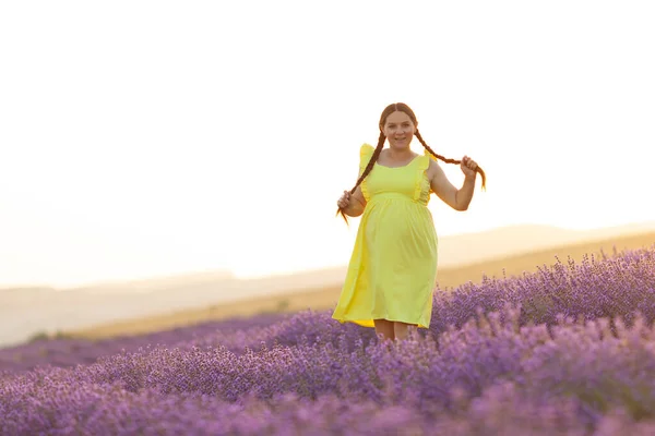 Zwangere Vrouw Lavendel Bloemen Veld Bij Zonsondergang Gele Jurk — Stockfoto