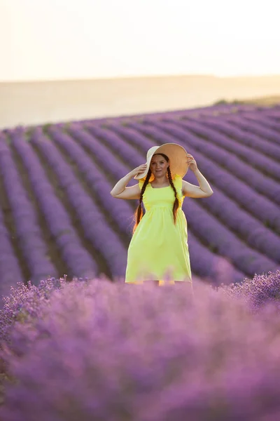 Lavanta Çiçekli Hamile Kadın Sarı Elbiseli Günbatımında Tarlada — Stok fotoğraf