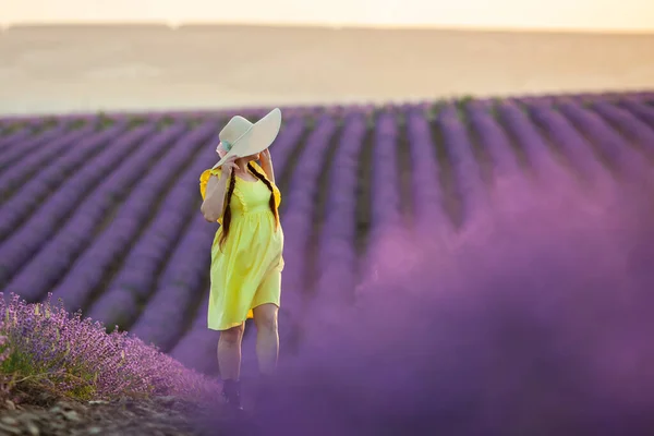 Gravid Kvinna Lavendel Blommor Fält Vid Solnedgången Gul Klänning — Stockfoto