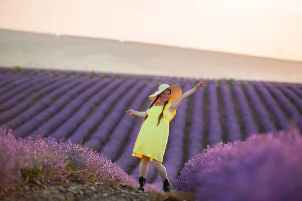 Donna Incinta Campo Fiori Lavanda Tramonto Abito Giallo — Foto Stock