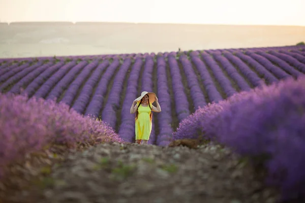 Mulher Grávida Lavanda Flores Campo Pôr Sol Vestido Amarelo — Fotografia de Stock