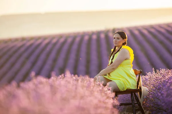 Schwangere Frau Lavendelblütenfeld Bei Sonnenuntergang Gelbem Kleid — Stockfoto