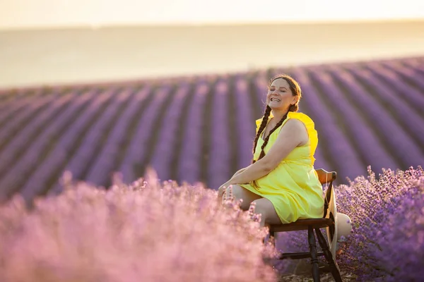 Těhotná Žena Levandulových Květin Pole Při Západu Slunce Žlutých Šatech — Stock fotografie