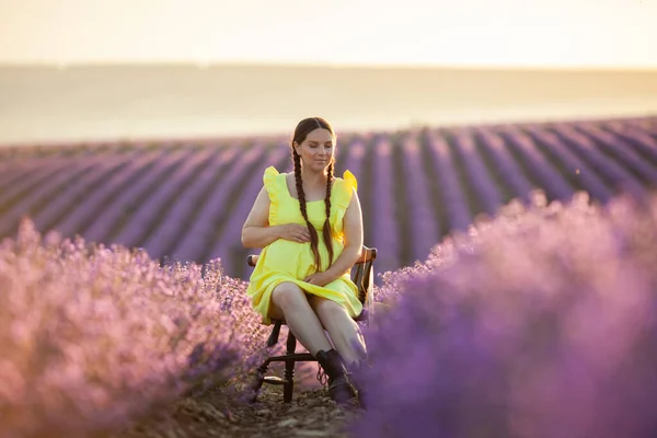 Zwangere Vrouw Lavendel Bloemen Veld Bij Zonsondergang Gele Jurk — Stockfoto