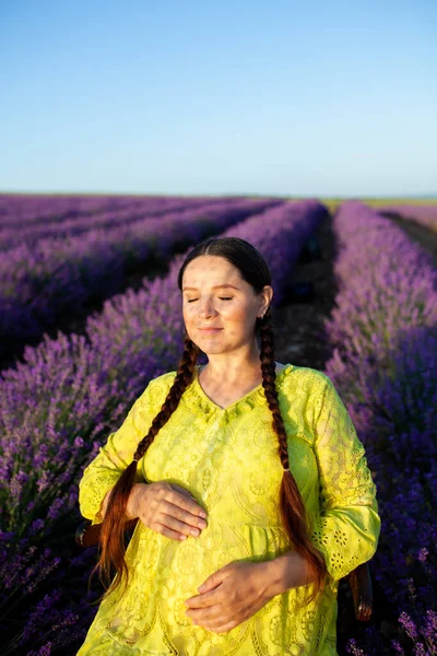 Zwangere Vrouw Lavendel Bloemen Veld Bij Zonsondergang Gele Jurk — Stockfoto