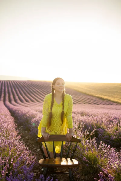 Schwangere Frau Lavendelblütenfeld Bei Sonnenuntergang Gelbem Kleid — Stockfoto