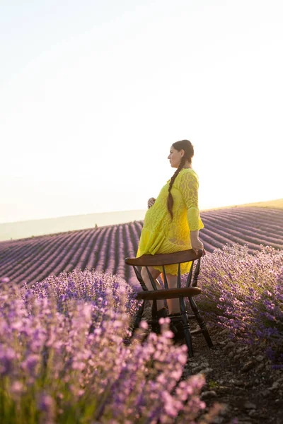 Zwangere Vrouw Lavendel Bloemen Veld Bij Zonsondergang Gele Jurk — Stockfoto