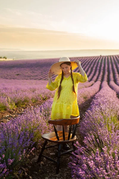 Lavanta Çiçekli Hamile Kadın Sarı Elbiseli Günbatımında Tarlada — Stok fotoğraf