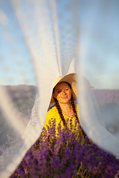Lavanta Çiçekli Hamile Kadın Sarı Elbiseli Günbatımında Tarlada — Stok fotoğraf