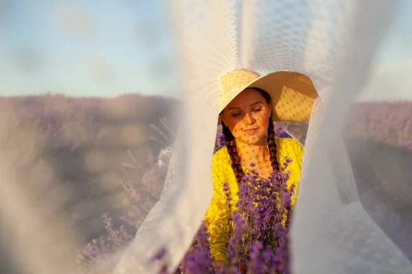 Kobieta Ciąży Kobieta Lawendzie Kwiaty Pole Zachodzie Słońca Żółtej Sukience — Zdjęcie stockowe