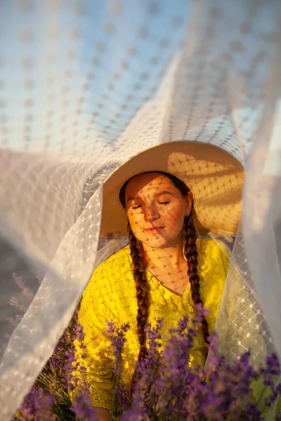 Mujer Embarazada Campo Flores Lavanda Atardecer Vestido Amarillo —  Fotos de Stock