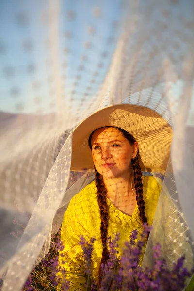 Έγκυος Γυναίκα Λεβάντα Λουλούδια Τομέα Στο Ηλιοβασίλεμα Κίτρινο Φόρεμα — Φωτογραφία Αρχείου