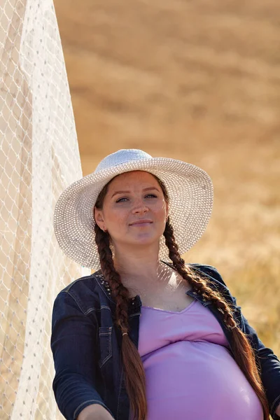 Беременная Женщина Пшеничном Поле — стоковое фото
