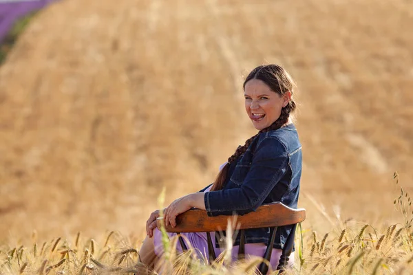 Buğday Alanında Hamile Kadın — Stok fotoğraf