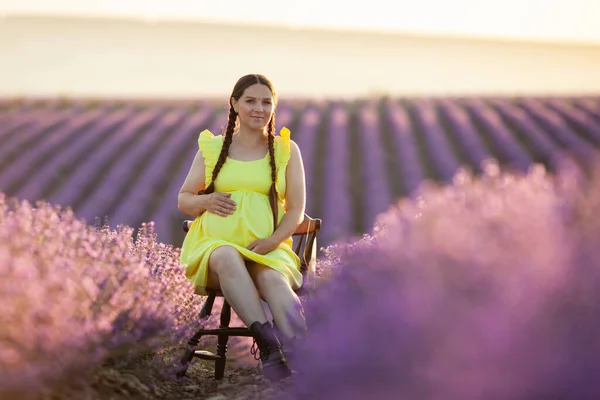 Mulher Grávida Lavanda Flores Campo Pôr Sol Vestido Amarelo Imagem De Stock