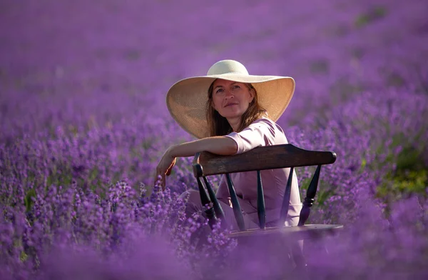 Vrouw Lavendel Bloemen Veld Bij Zonsondergang Paarse Jurk — Stockfoto