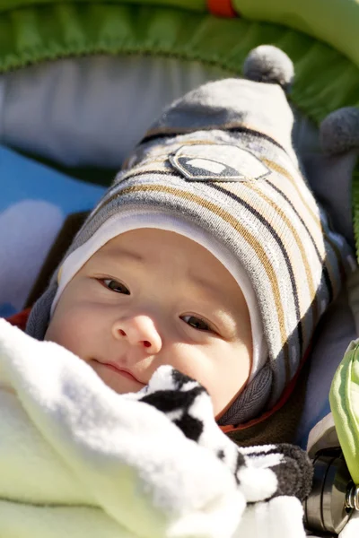 Baby buitenshuis — Stockfoto