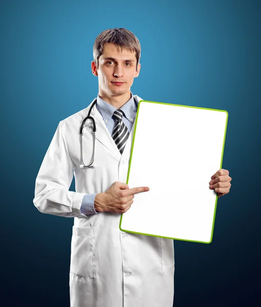 Doctor hombre con tablero de escritura — Foto de Stock