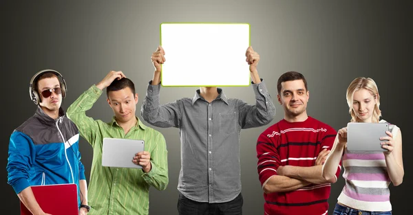 Hombre con tablero de escritura en sus manos — Foto de Stock