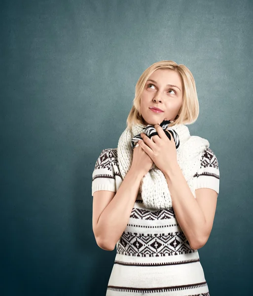 Frau wartet auf Weihnachten — Stockfoto