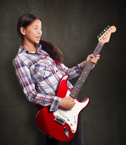 Menina asiática com guitarra — Fotografia de Stock