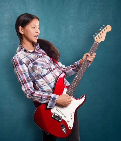 Menina asiática com guitarra — Fotografia de Stock