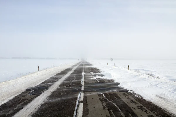 Snöar road — Stockfoto