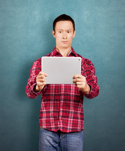 Asiatico uomo con touch pad — Foto Stock