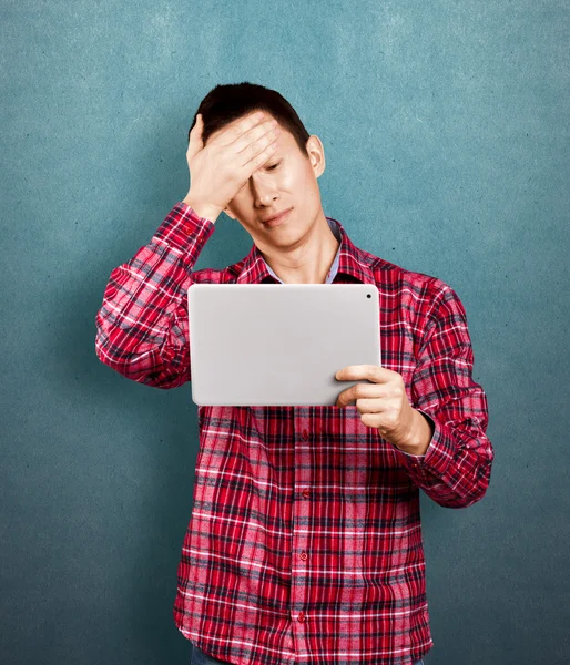 Asiatischer Mann mit Touchpad — Stockfoto