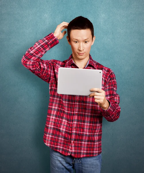 Aziatische man met touchpad — Stockfoto