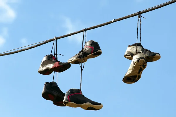 Zapatillas colgando de una línea telefónica — Foto de Stock