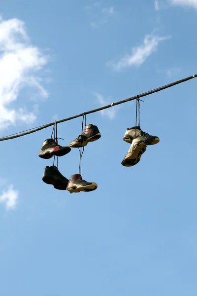 Zapatillas colgando de una línea telefónica — Foto de Stock