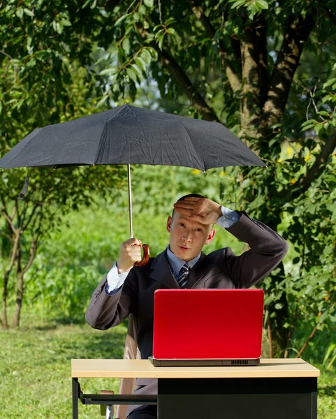 Empresario trabajando al aire libre —  Fotos de Stock