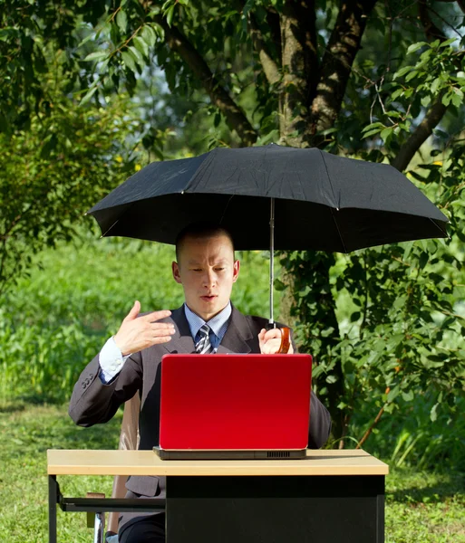 Zakenman die buiten werkt — Stockfoto