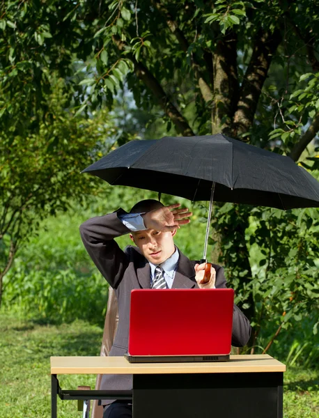 Geschäftsmann arbeitet im Freien — Stockfoto