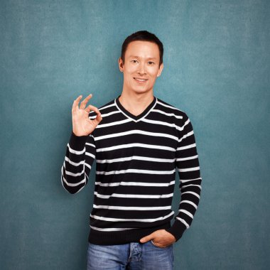 Asyalı erkek çizgili kazak