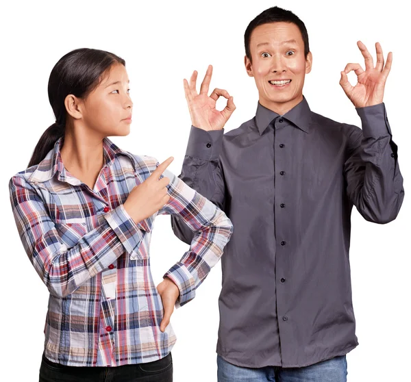 Ásia homem e menina mostrando OK — Fotografia de Stock