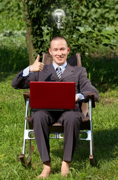 Empresario trabajando al aire libre — Foto de Stock